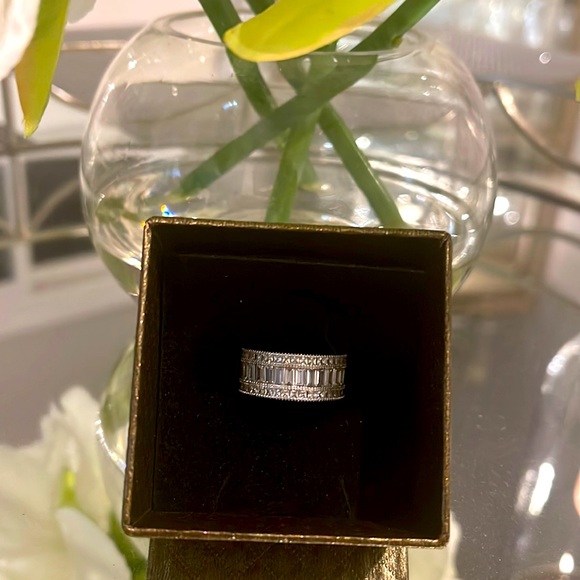 Beautiful Sterling Silver ring. Size 7 - Picture 2 of 4